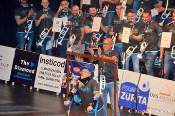 Acto de presentación de la murga teldense Los Nietos de Sarymanchez en el Teatro Víctor Jara de Vecindario (Foto Francisco Javier Santana)